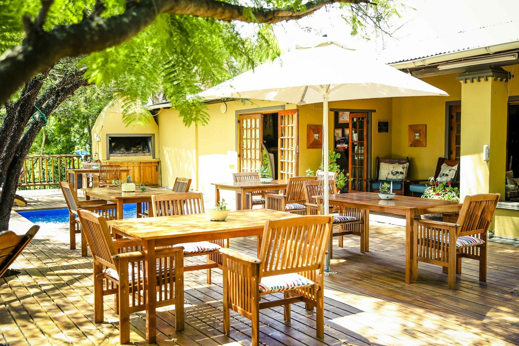 Riverside Guest Lodge Oudtshoorn Exteriör bild